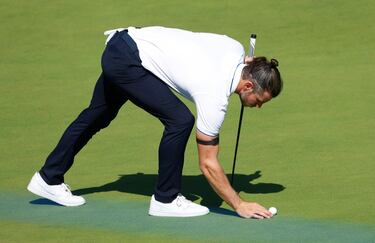 El exfutbolista Gareth Bale alinea la bola para el golpe. 