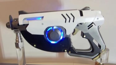 Recrean una de las pistolas de Tracer... ¡y dispara rayos láser!