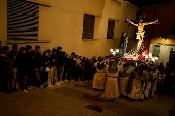 Los devotos asisten a la procesión del Miércoles Santo en Calahorra, La Rioja, España.