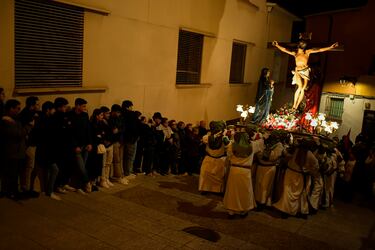 Los devotos asisten a la procesión del Miércoles Santo en Calahorra, La Rioja, España. 