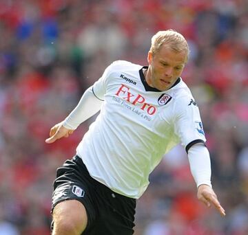 Quien posiblemente es el mejor jugador en la historia de Islandia, compartió equipo con Salcido en la temporada 2010-11 en el Fulham, la única temporada de Carlos en la Premier League.