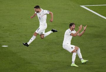 0-1. Los jugadores italianos celebran el primer gol que marca Merih Demiral en propia puerta.