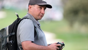 Un operario del Open de España, con la mochila y la tablet.