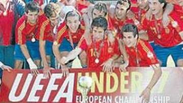 <b>¡CAMPEONES, CAMPEONES! </b>La Selección sub 17 posa con la copa que le acredita como campeona de Europa de su categoría.