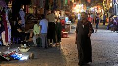 Shopkeepers wait for customers at souvenir shops at a shopping area, following the outbreak of the coronavirus disease (COVID-19), in old Cairo, Egypt July 26, 2020. Picture taken July 26, 2020. REUTERS/Amr Abdallah Dalsh