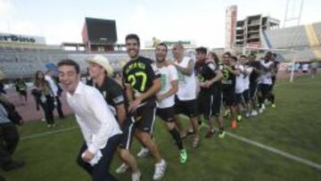 Los jugadores del C&oacute;rdoba celebran el ascenso a Primera.