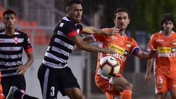 El jugador de Cobreloa Lucas Simon disputa el bal&oacute;n con Juan Pablo Andrade de D. Copiapo.