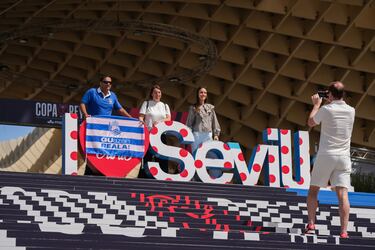 Ambiente de previa futbolística en el centro de Sevilla antes del Atlético de Madrid–Real Sociedad.