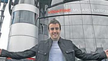 <b>CONFIADO. </b>Alonso, ante el grandioso 'motorhorme' de McLaren, llega al circuito de Mercedes con la intención de lograr su tercera victoria de la temporada.