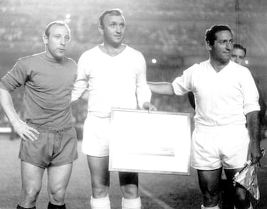 El Real Madrid rindió su tributo de despedida a Santamaría ante el Hamburgo de Uwe Seeler, con quien se las vio en más de una ocasión. El central fue sustituido en los primeros minutos por De Felipe para recibir la ovación de las gradas del Bernabéu. El partido homenaje tuvo lugar el 15 de septiembre de 1966 con victoria de los alemanes (1-2).  