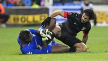 PELEA. Diego Costa trata de levantarse en un lance del partido en el que peleó una balón con el portero del equipo israelí Apoula.