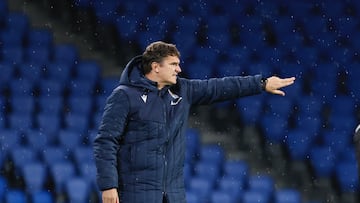Ion Ansotegi dirige a la Real B desde la banda de Anoeta en el partido ante el Valladolid.