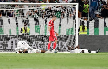 Gestó serio de Andriy Lunin tras el gol del empate, que no empañó su actuación decisiva bajo palos.