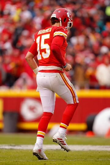 Mahomes cojea durante el partido.