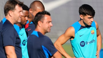 GRAF5619. BARCELONA, 08/07/2022.- Los jugadores del FC Barcelona Pedri (d) y Ansu Fati (2i), junto al entrenador Xavi Hernández (c), durante el entrenamiento de hoy en la ciudad deportiva Joan Gamper. EFE/Alejandro García
