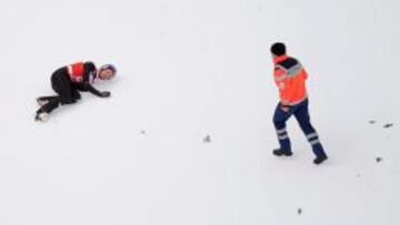 El austriaco Thomas Morgenstern (izquierda) va a ser atendido tras su grave caída.