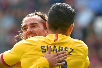 Eibar 0-1 Barcelona | Pase en profundidad hacia Griezmann, que tuvo mucha fortuna, porque se resbal¨® De Blasis y le dej¨® solo ante Dmitrovic. Encar¨® el franc¨¦s en el mano a mano y defini¨® con el interior por el primer palo.