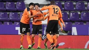 Carlos Soler celebra su gol con Diakhaby y Maxi G&oacute;mez. 