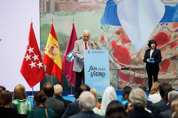 El periodista Raúl del Pozo agradece la medalla recibida de Madrid durante el acto de entrega de las medallas de Honor, Oro y Plata durante la Festividad de San Isidro.