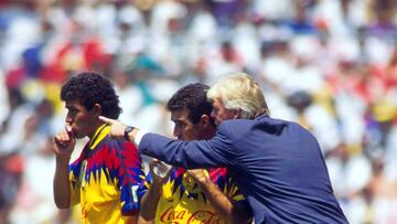 19 March 1995: Action file photo of Leo Beenhakker coach of America (R) giving instructions to Joaquin del Olmo during the clasico of mexican soccer held at week 30 of the 1994/95 tournament./Foto de accion de archivo de Leo Beenhakker entrenador del America () dando instrucciones a Joaquin del Olmo, durante el clasico del futbol mexicano celebrado en la semana 30 del torneo 1994/95. MEXSPORT/MEXSPORT