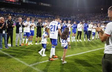 Los jugadores del Zaragoza hacen pasillo a Zapater, acompañado de sus hijos.