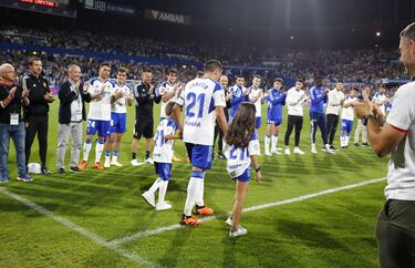 Los jugadores del Zaragoza hacen pasillo a Zapater, acompa?ado de sus hijos.