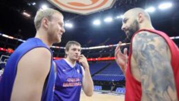 Ponkrashov y Zozulin conversan con Antic ayer en el O2 Arena de Londres.