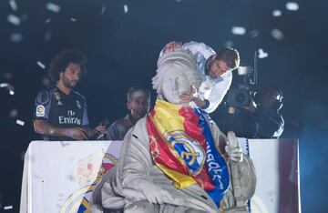 Sergio Ramos of Real Madrid CF touches the statue of the godess of Cibeles at Cibeles square after winning the La liga title on May 21, 2017 in Madrid, Spain.