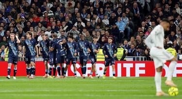 Williot celebra el tanto con sus compañeros.