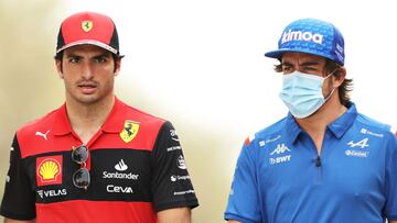 Carlos Sainz (Ferrari) y Fernando Alonso (Alpine). Sakhir, Bahr&eacute;in. F1 2022.