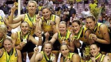 <b>CAMPEONAS.</b> Las jugadoras austrlianas posan con el trofeo que les acredita como nuevas campeonas del mundo.