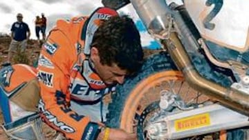 <b>VITAL. </b>Marc Coma comprueba el neumático trasero de su KTM.