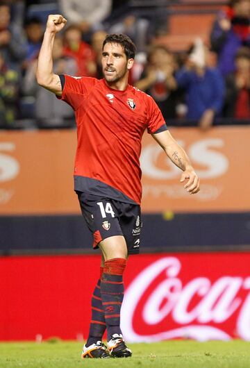 Defendi¨® los colores del Osasuna en dos etapas diferentes desde 2004 hasta 2007 y la temporada 2011-12. Jug¨® como rojiblanco tambi¨¦n en dos etapas entre 2007 y 2011, y desde 2012 hasta 2016.