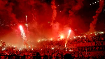 Fuegos artificiales y bengalas utilizados en el Monumental en la previa del River-Atlético Mineiro.