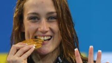 Mireia Belmonte celebra su cuarto oro en los Mundiales de Doha.