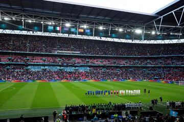 Formación de las selecciones de Italia y España en el estadio de Wembley.