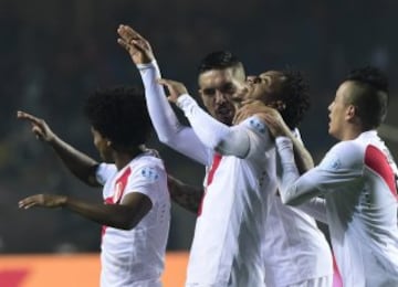 Peru's forward Andre Carrillo (C) celebrates with teammates after scoring against Paraguay during the Copa America third place football match in Concepcion, Chile on July 3, 2015.  AFP PHOTO / LUIS ACOSTA