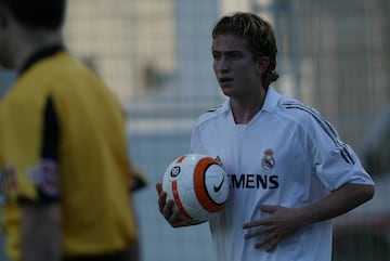 El lateral izquierdo fue cedido por el Ajax al Real Madrid Castilla en la temporada 2005/2006. Debutó con el Figueirense y lo fichó el Ajax, quien primero lo cedió al club merengue y luego lo vendió al Deportivo de la Coruña, donde estuvo 4 temporadas. En 2010 llegó al Atlético de Madrid, club en el que estuvo 2 etapas y consiguió 8 títulos. Entre medias pasó por las filas del Chelsea. Actualmente juega en el Flamengo brasileño.