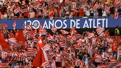 Los aficionados del Atlético de Madrid ondean banderas por el 120 aniversario del club rojiblanco, antes del encuentro de la jornada 31 de LaLiga entre Atlético de Madrid y RCD Mallorca, este miércoles en el estadio Cívitas Metropolitano, en Madrid.