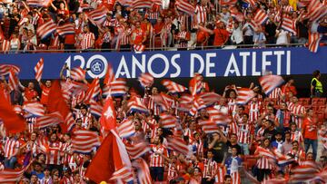Los aficionados del Atlético de Madrid ondean banderas por el 120 aniversario del club rojiblanco, antes del encuentro de la jornada 31 de LaLiga entre Atlético de Madrid y RCD Mallorca, este miércoles en el estadio Cívitas Metropolitano, en Madrid.