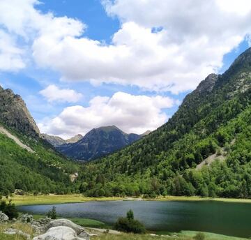 Uno de los lugares más reconocidos en redes sociales y, por tanto, más frecuentados del pirineo catalán. Hablamos del Parque Nacional de Aigüestortes i Estany de Sant Maurici, ideal para visitar con los niños. La ruta se inicia en La Peülla y recorre la Estanyola de Gerber y el barranco de Gerber, hasta el Estany Petit que precede al lago Gerber.