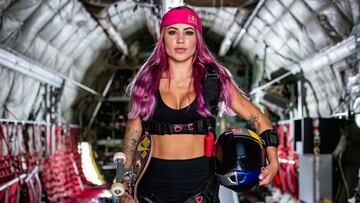 Leticia Bufoni posa con su casco y su tabla de skate en el avión desde el cual ha realizado su proyecto Skygrind.