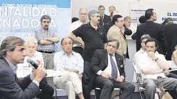 <b>EL COLOQUIO. </b>Carlos Sainz, en un momento de la charla de ayer en su sede electoral.