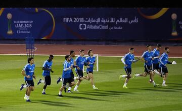 El grupo de los jugadores del Real Madrid corriendo. 