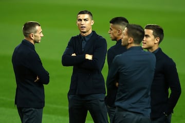 Ronaldo junto a sus compañeros de equipo sobre el terreno de juego de Old Trafford.