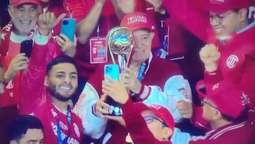 Don Valentín Díez festeja con Alexis Vega el campeonato del Toluca.