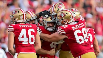 TAMPA, FLORIDA - NOVEMBER 10: Jake Moody #4 of the San Francisco 49ers celebrates with teammates after scoring the game winning field goal during the fourth quarter against the Tampa Bay Buccaneers at Raymond James Stadium on November 10, 2024 in Tampa, Florida. Julio Aguilar/Getty Images/AFP (Photo by Julio Aguilar / GETTY IMAGES NORTH AMERICA / Getty Images via AFP)