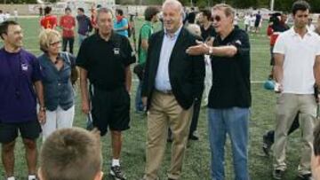 <b>EXPECTACIÓN. </b>Del Bosque atendió, junto a Pachín y Zoco, a las preguntas de los niños del campus.