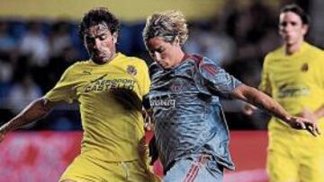 <b>PUESTA DE LARGO. </b>Torres conduce el balón en presencia de Javi Venta en el choque de ayer, en el que se presentó el Villarreal.