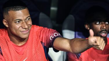 Kylian Mbappé hace un gesto de aprobación desde el banquillo del PSG en el partido de la segunda jornada de la Ligue 1 en el campo del Toulouse.